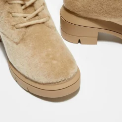 Stuart Weitzman Bottines|Boots en Peau de Mouton Nisha beiges - Talon 7,5 cm