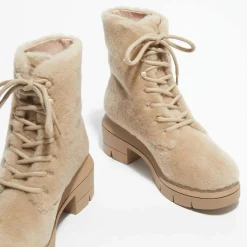 Stuart Weitzman Bottines|Boots en Peau de Mouton Nisha beiges - Talon 7,5 cm