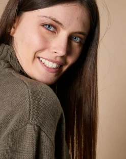 Oscar et Louise Pulls|Pull en Laine & Cachemire Ambre col montant 4 côtes kaki